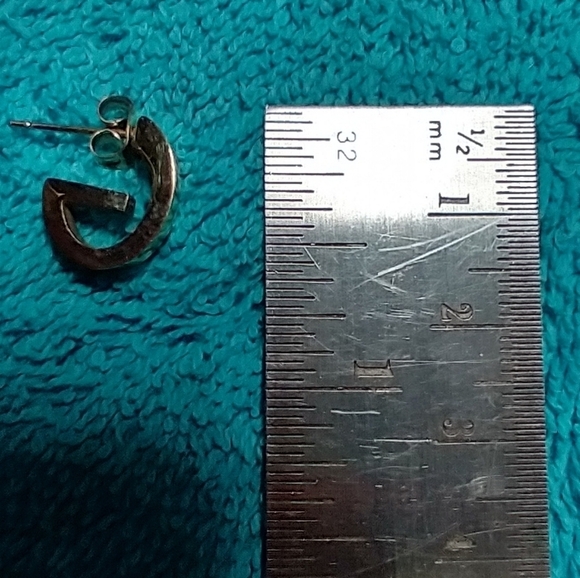 Goldtone post pierced earrings - Picture 3 of 4